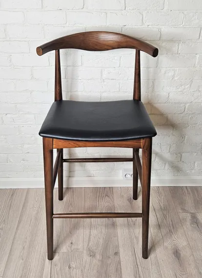 Барный стул Elbow, орех с черным сиденьем
