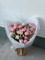 Букет из 27 розовых пионовидных тюльпанов и голубого оксипеталума