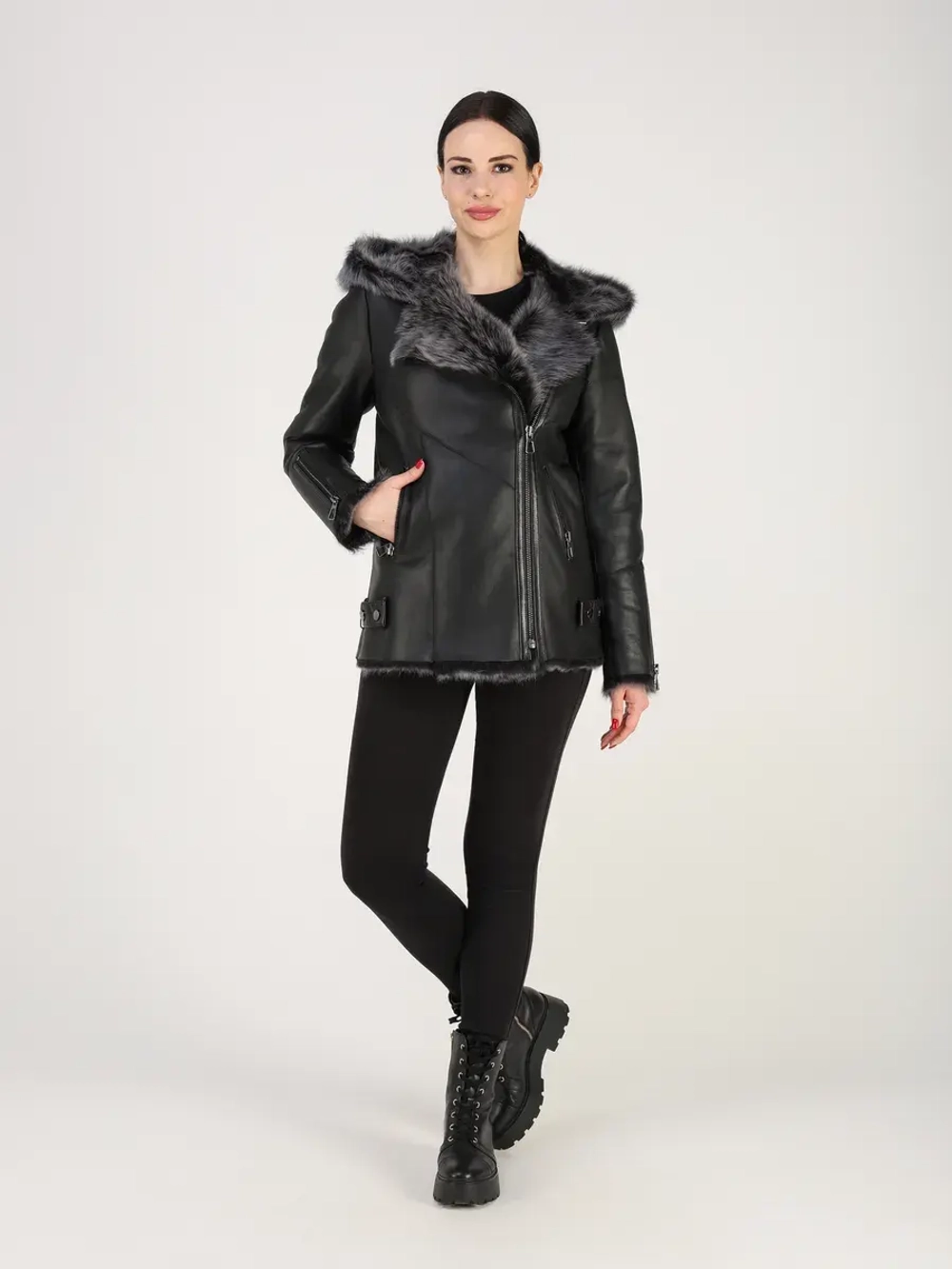 Дубленка зимняя натуральная с капюшоном короткая