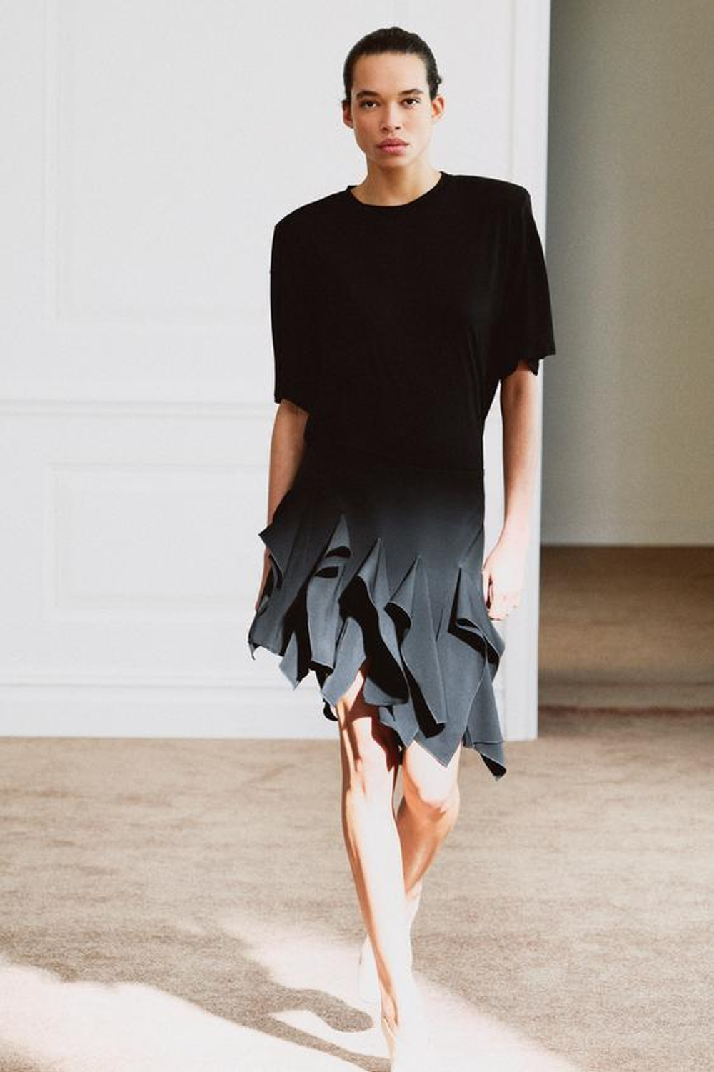 ZARA КОРОТКАЯ ЮБКА С ВОЛАНАМИ — ZW COLLECTION, ЧЕРНЫЙ