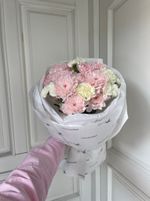 Букет с персиковой хризантемой и кустовыми диантусами