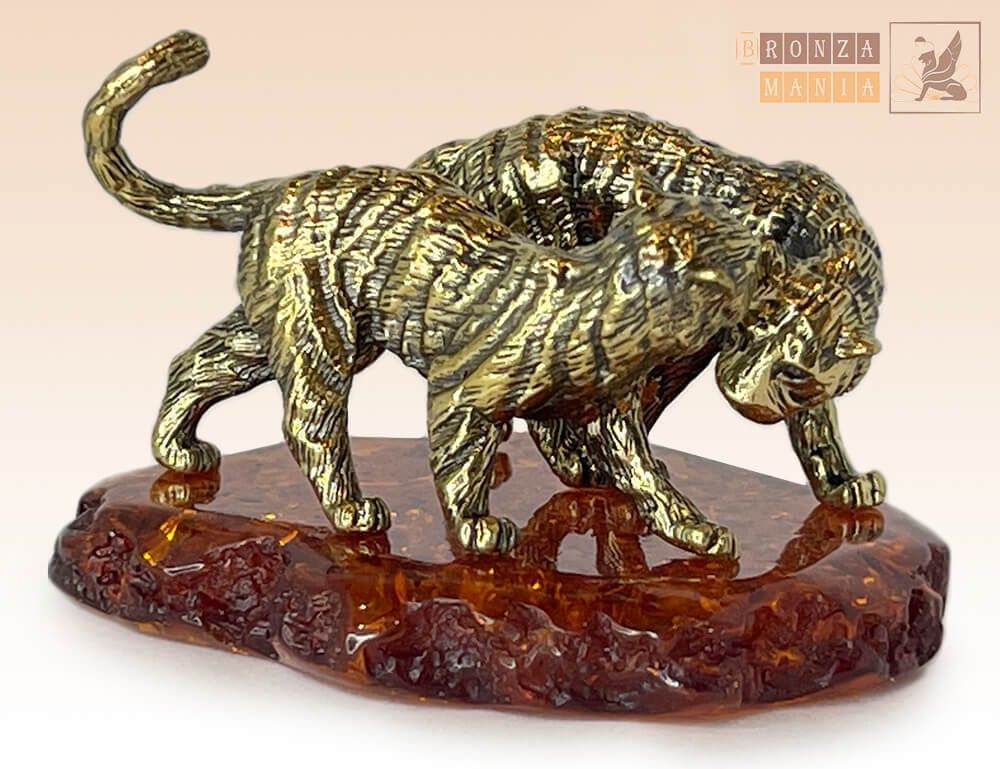 фигурка Тигры на янтаре