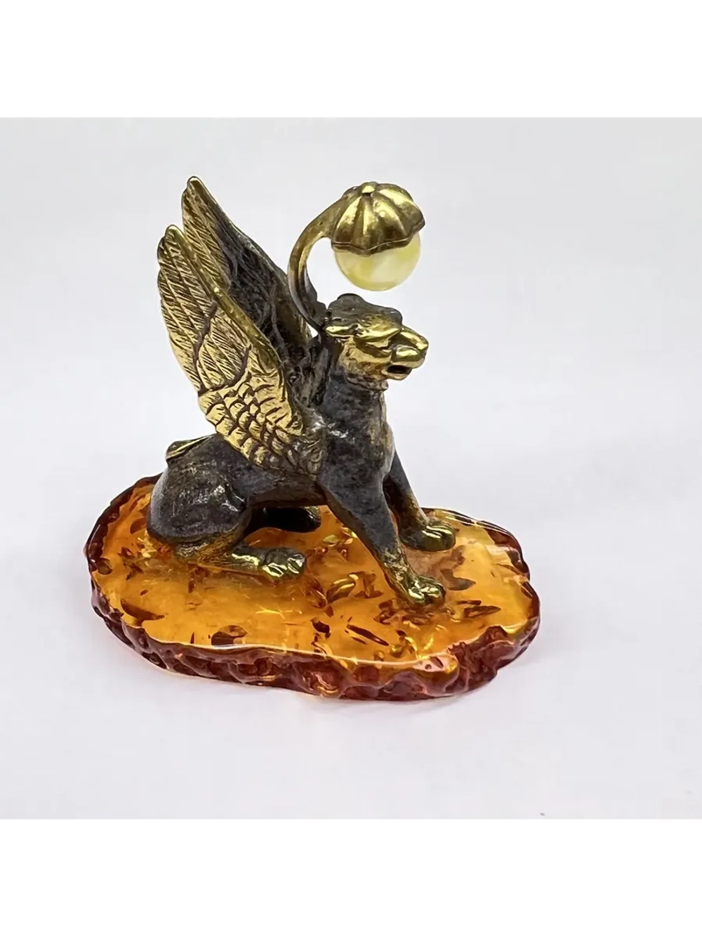 Бронзовая статуэтка на янтаре
