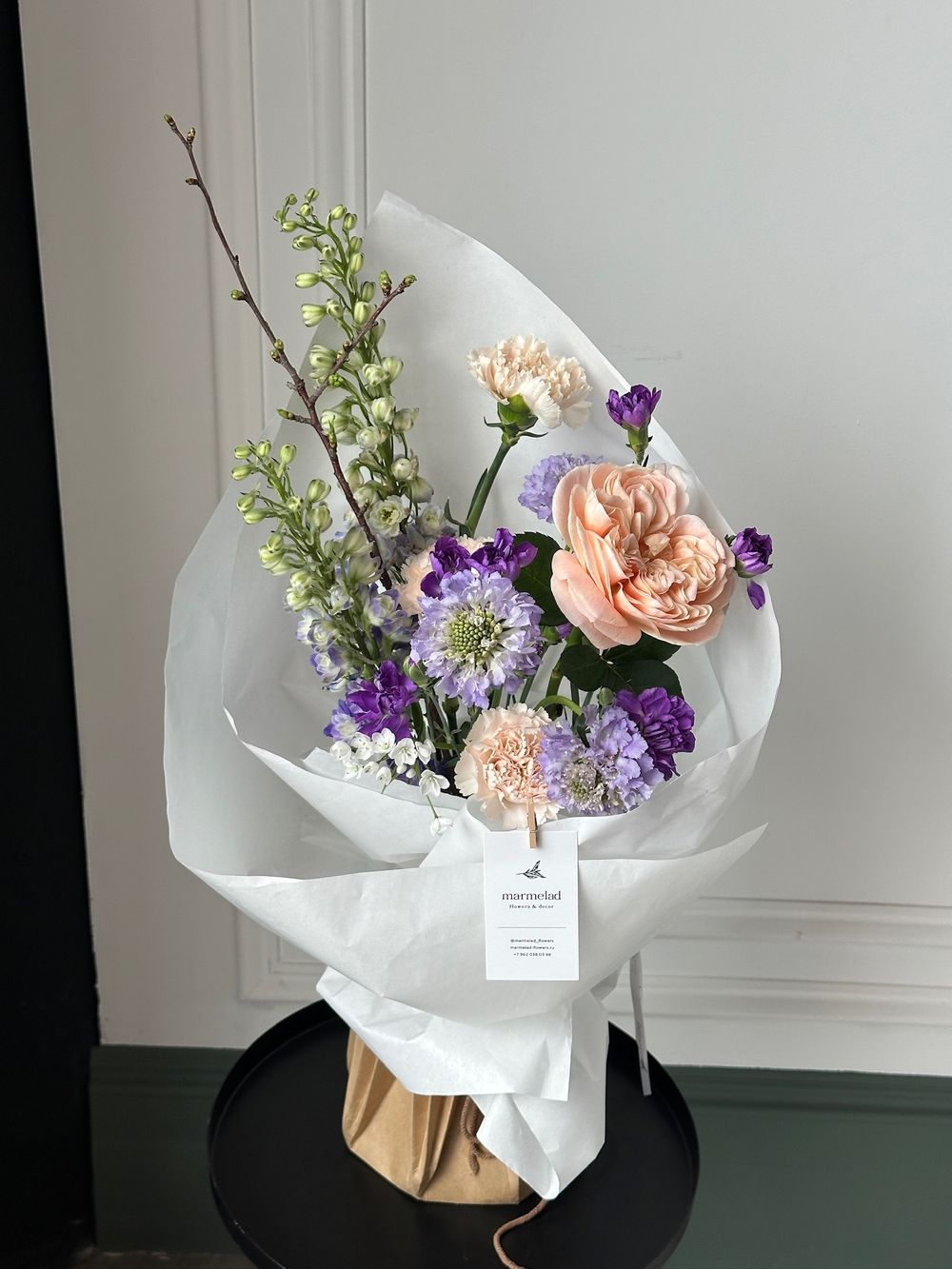 Букет сборный из кустовых пионовидных роз, маттиолы, диантусов и веток прунуса