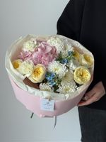 Букет сборный из кустовых пионовидных роз, гортензии, диантусов, оксипеталума и хризантемы