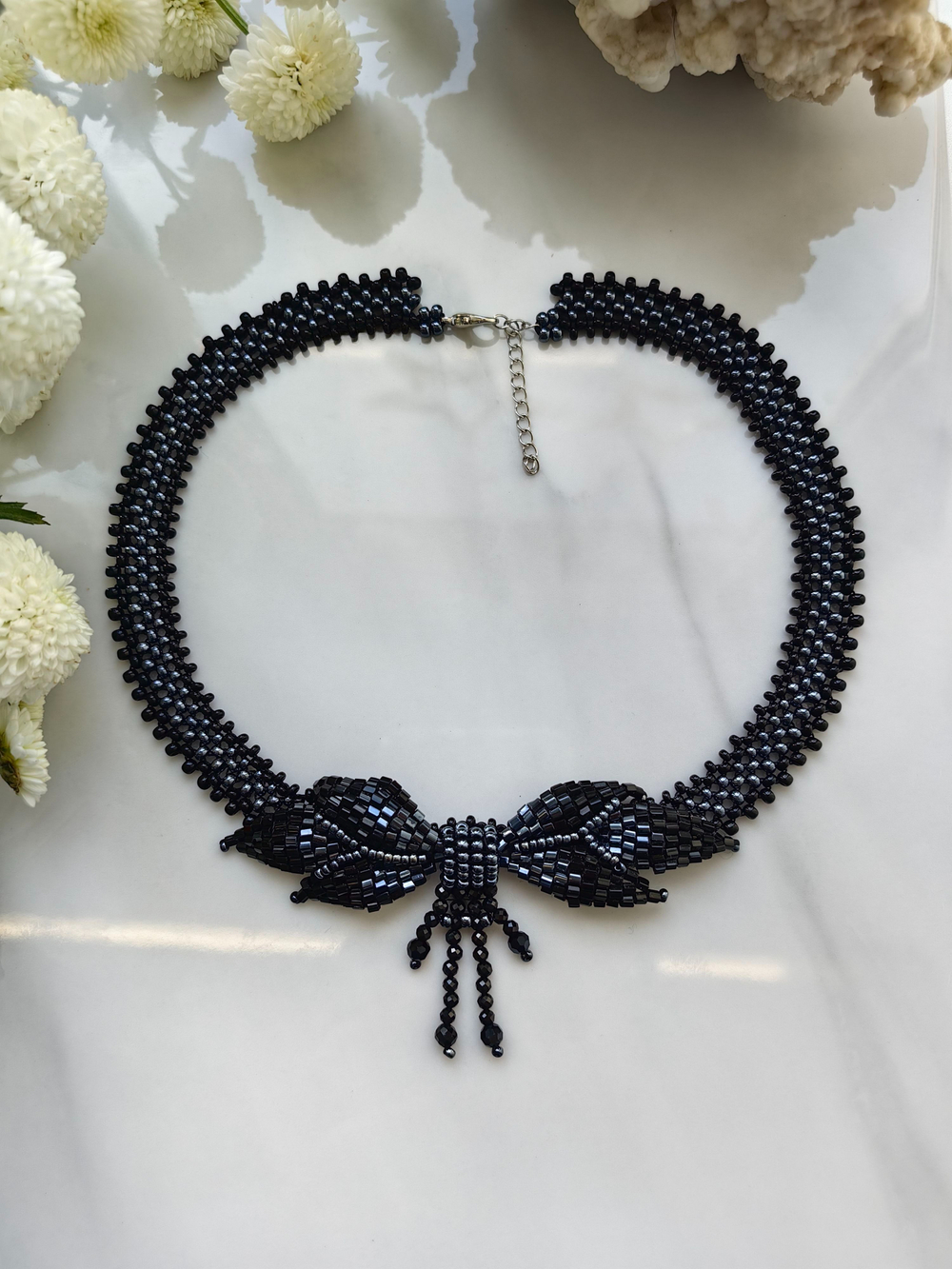 Колье "Бантик" ручной работы из бисера и кристаллов Swarovski