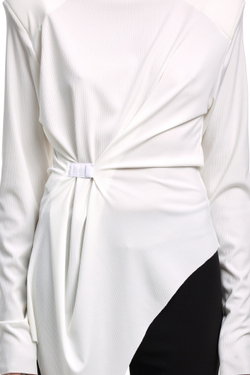 Лонгслив с бельевой деталью молочный