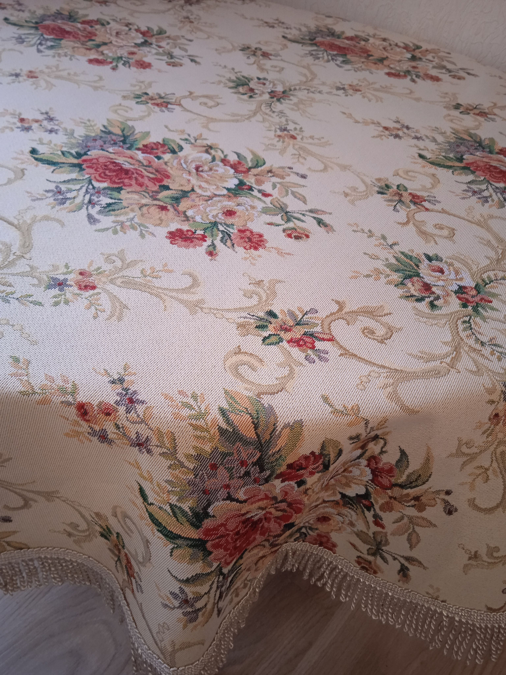 Гобеленовая скатерть Лаура D 120 см