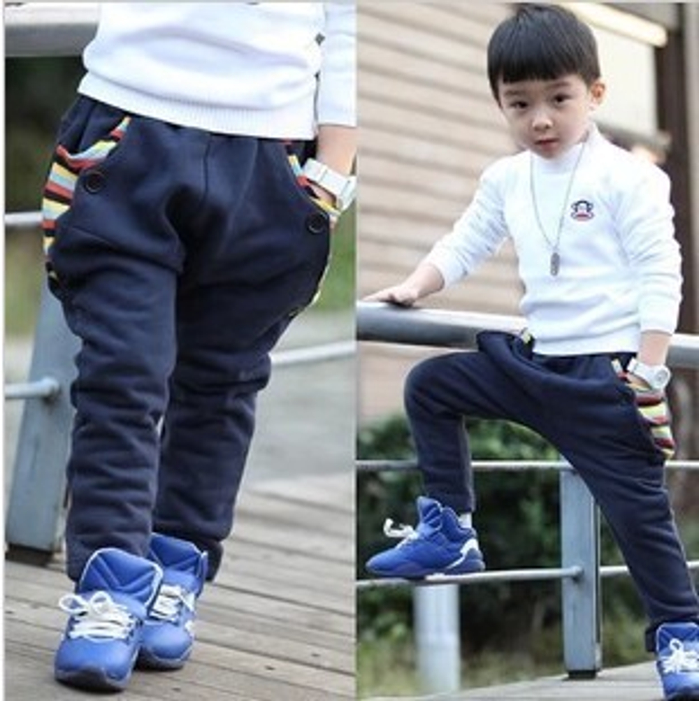 Брюки с заниженной проймой и карманами с пуговицами и полосками