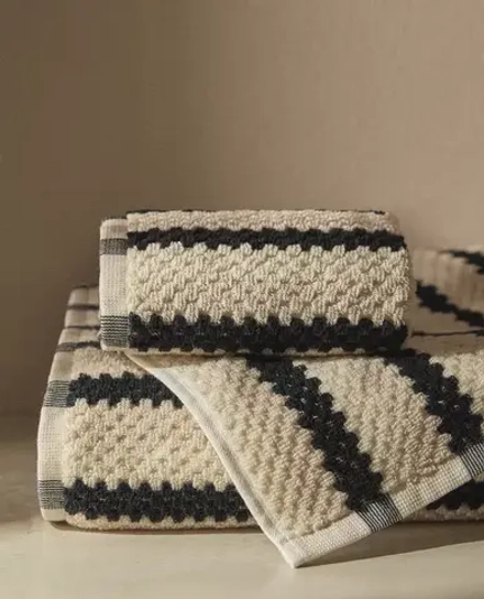 ZARA HOME ЖАККАРДОВОЕ БАННОЕ ПОЛОТЕНЦЕ С ГЕОМЕТРИЧЕСКИМ УЗОРОМ, ЧЕРНЫЙ