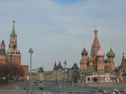 Когда зажигаются кремлевские звезды: вечерняя прогулка по центру Москвы