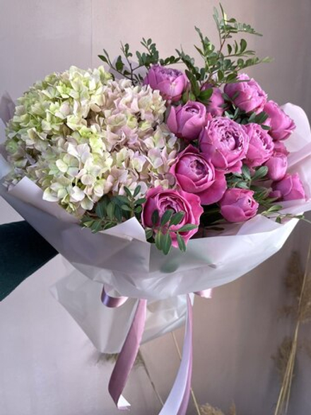 Букет с сезонной гортензией и кустовой розой