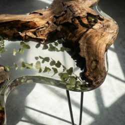 Журнальный столик из карагача со смолой