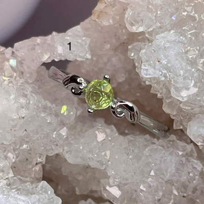 51303  Хризолит Кольцо  размер универс. от 17