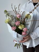 Букет из маттиолы, форзиции, диантусов и тюльпанов