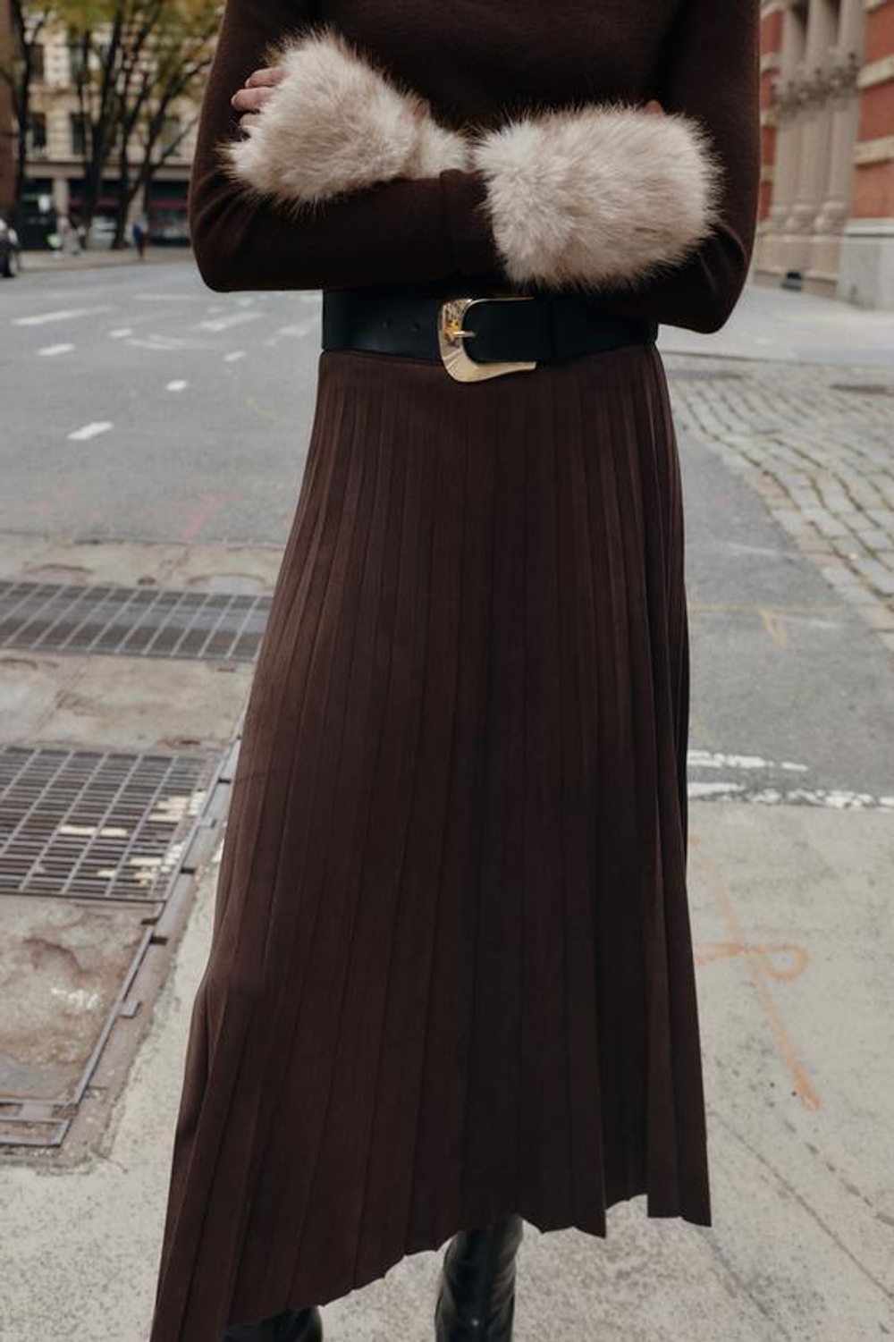 ZARA ПЛИССИРОВАННАЯ ЮБКА МИДИ ИЗ ИСКУССТВЕННОЙ ЗАМШИ С РЕМНЕМ, ТЕМНО-КОРИЧНЕВЫЙ