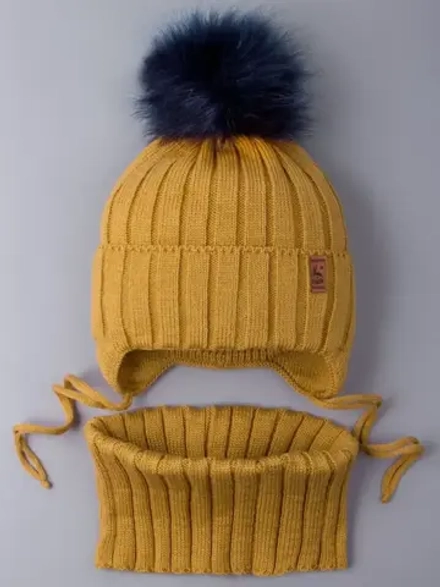 Шапка зимняя для мальчика на завязках и снуд