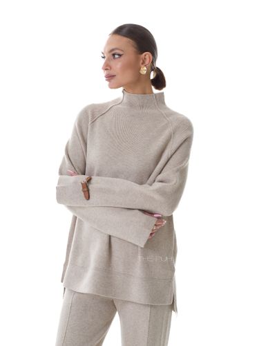 Бежевый трикотажный костюм с брюками