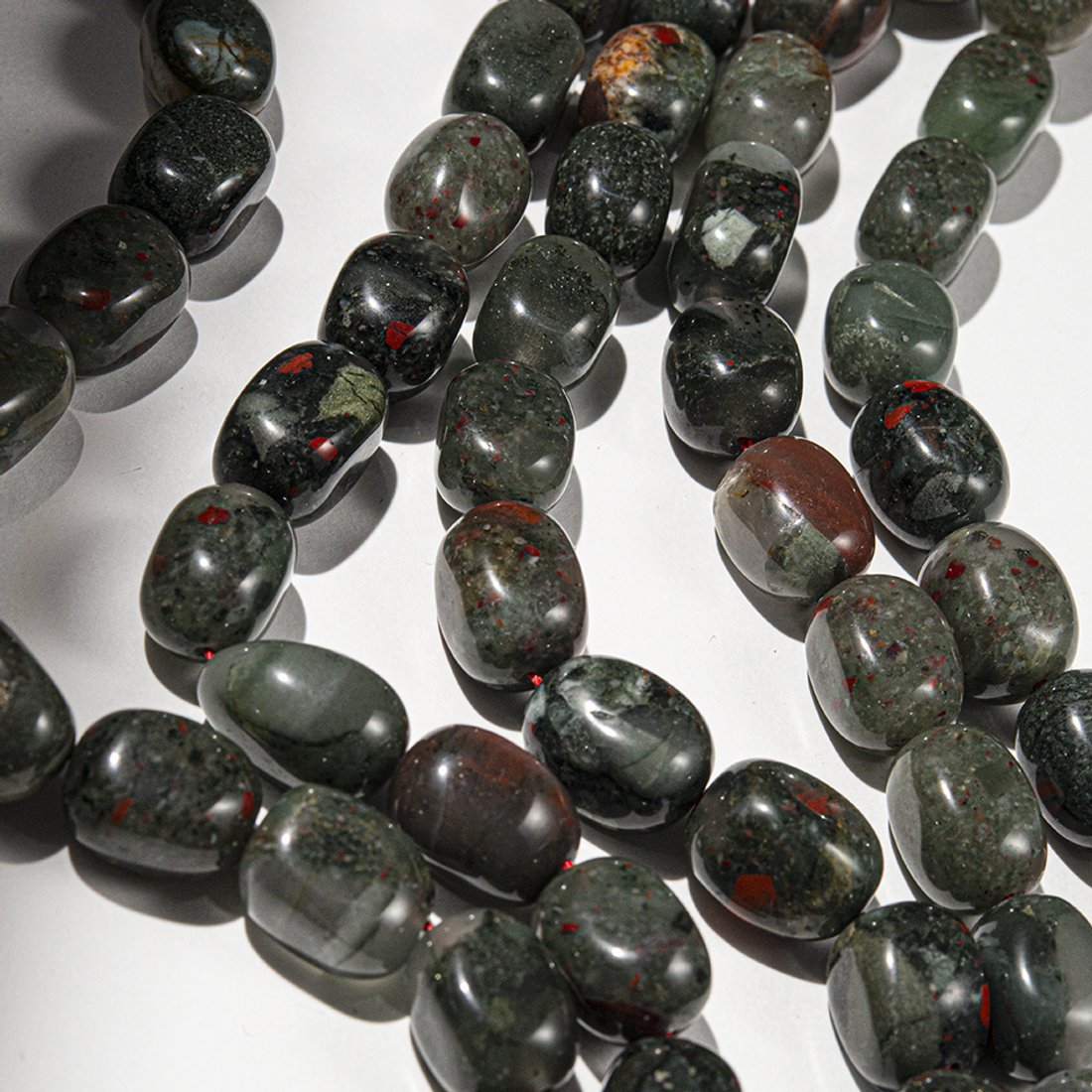 Халцедон с гелиотропом натуральный, фриформ 17-19мм