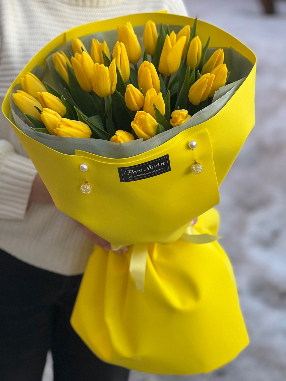 Желтые тюльпаны в букете в авторском оформлении от Флора Маркет