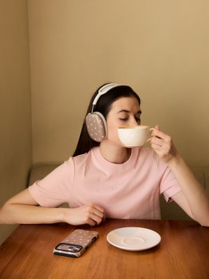 Кейс EARLY FLOWERS (бежевый) для AirPods Max
