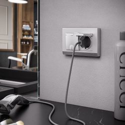 Розетка двойная влагозащищенная с заземлением и со шторками, без рамки с крышкой Werkel серебряный рифленый W1172209