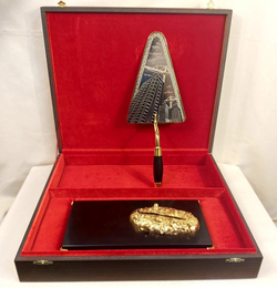 Подарок строителю "Мастерок"  большой (с чернением) на долерите с фианитами