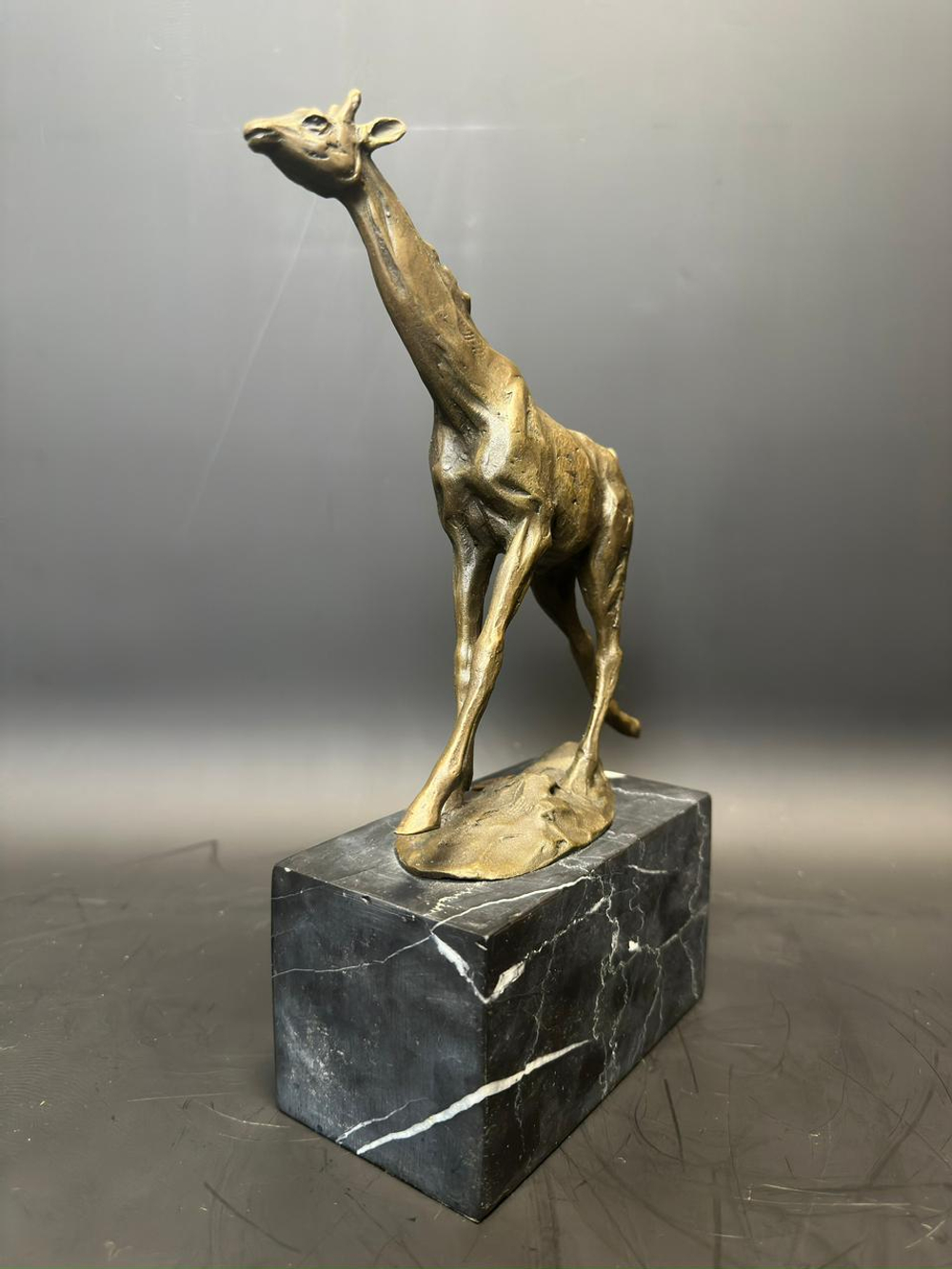 Бронзовая статуэтка «Жираф на постаменте»