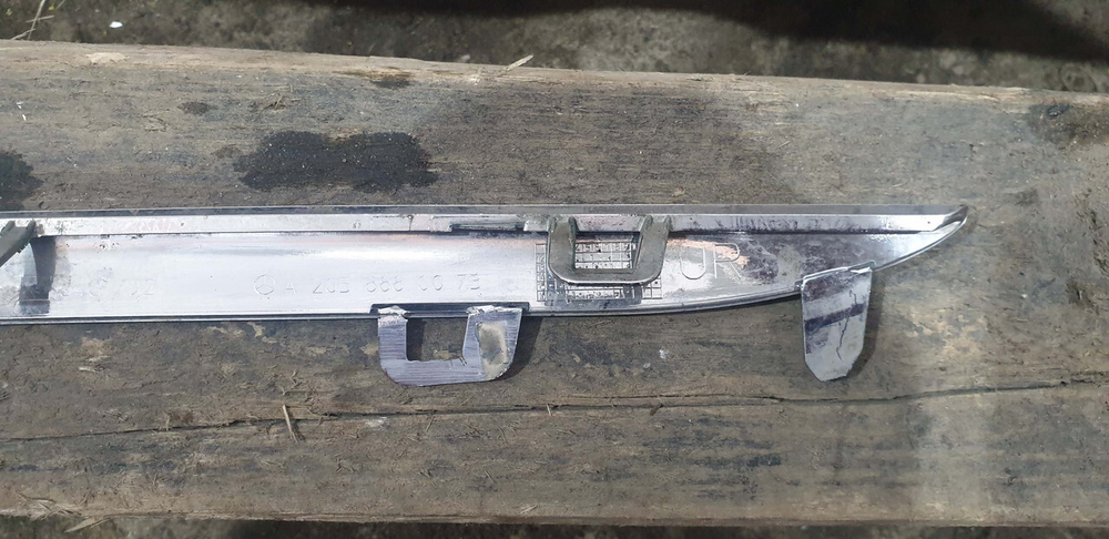 Молдинг решетки радиатора Mercedes C (W205) 14-18 Б/У Оригинал A2058880073