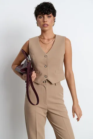 Жилет костюмный цвета капучино