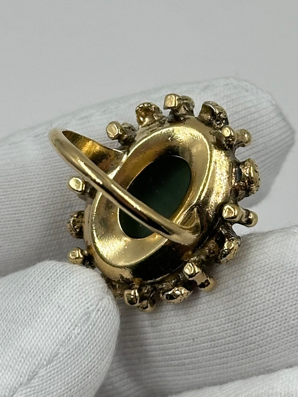 Кольцо с зелёным кабошоном