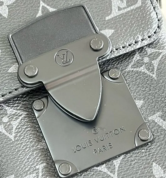Бумажник Louis Vuitton S-lock Vertical Wearable темно-серый