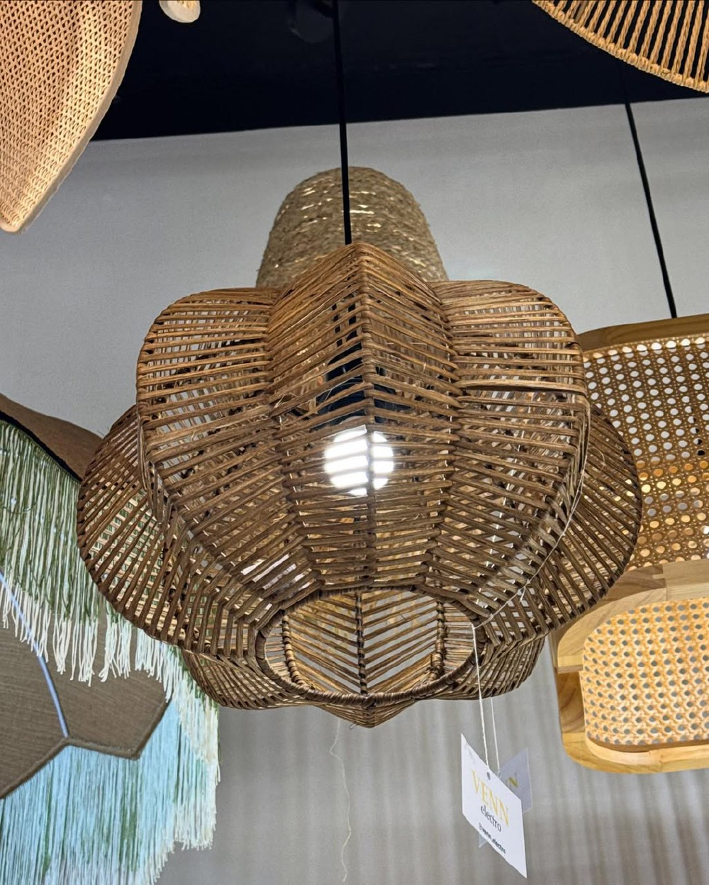 Изящная подвесная люстра из натурального ротанга с лепестковой формой.