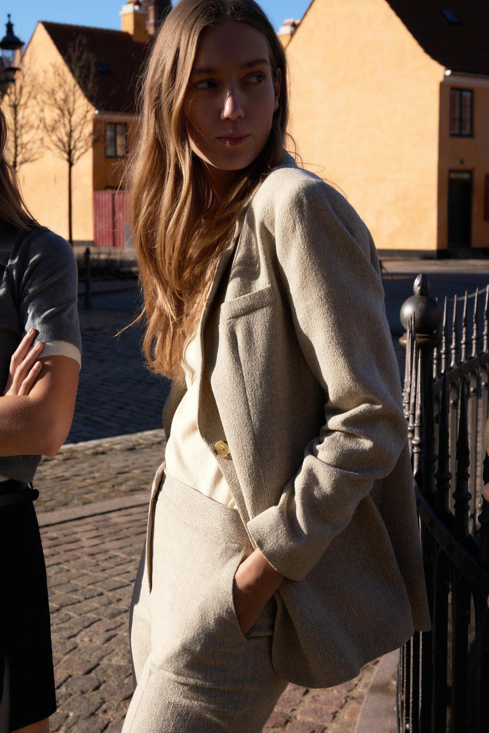 ZARA БЛЕЙЗЕР ПРЯМОГО КРОЯ С ПОДПЛЕЧНИКАМИ, БЕЖЕВО-КОРИЧНЕВЫЙ