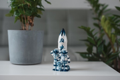 Скульптура "Ракета и космонавты"