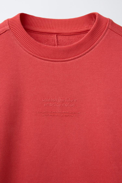 ZARA ОДНОТОННАЯ ТОЛСТОВКА С РЕЛЬЕФНОЙ НАДПИСЬЮ, КОРАЛЛОВЫЙ