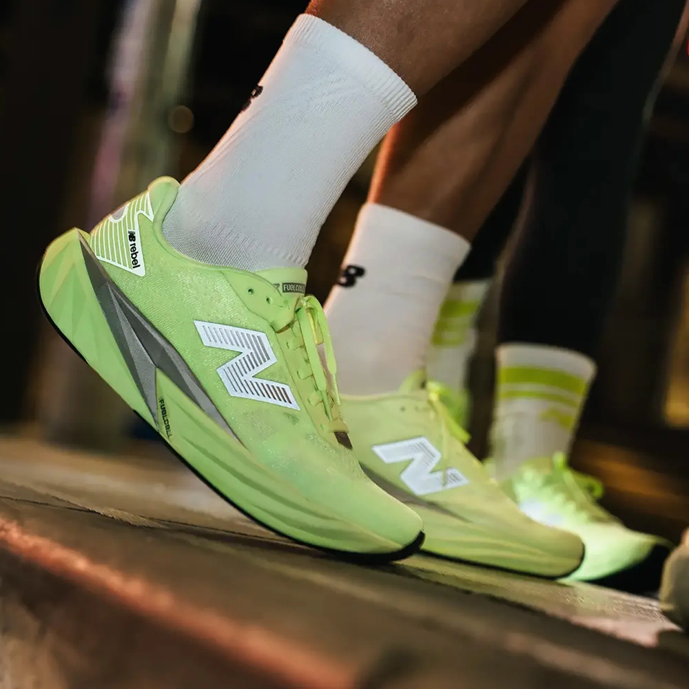 Женские Кроссовки для бега New Balance FuelCell Rebel V5 mint flash