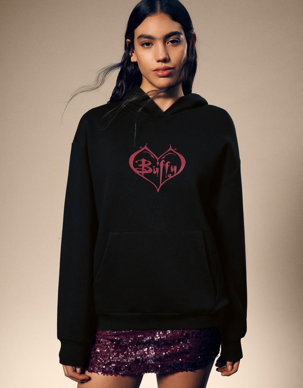 BERSHKA Толстовка с принтом Buffy the Vampire Slayer, черный