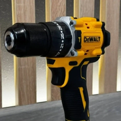 DeWalt Дрель-шуруповерт, 18 В, 40 Нм, 2 АКБ