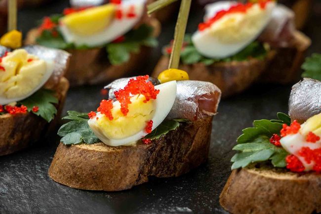 Кростини &quot;Рустика&quot; с сельдью, килькой и икрой тобико, 28 шт.