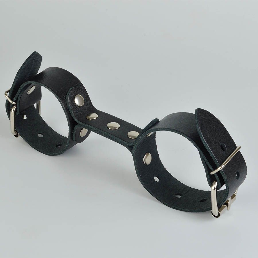 Черные кожаные наручники-фиксатор