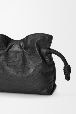 Loewe Мини-клатч Flamenco из страусиной кожи, черный