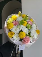 Букет из хелеборуса, хризантемы, нарциссов и диантусов