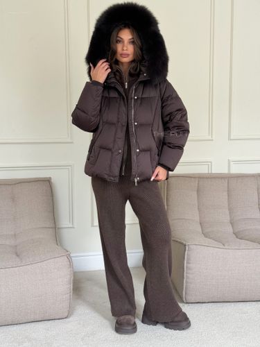 Короткий шоколадный пуховик с мехом лисы