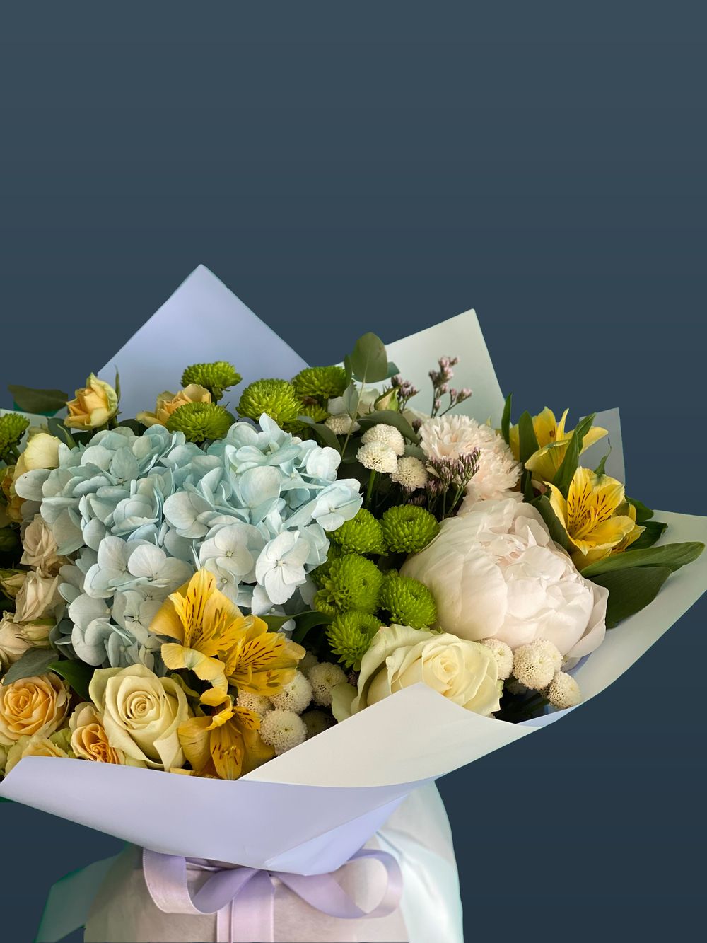 Букет с голубой гортензией