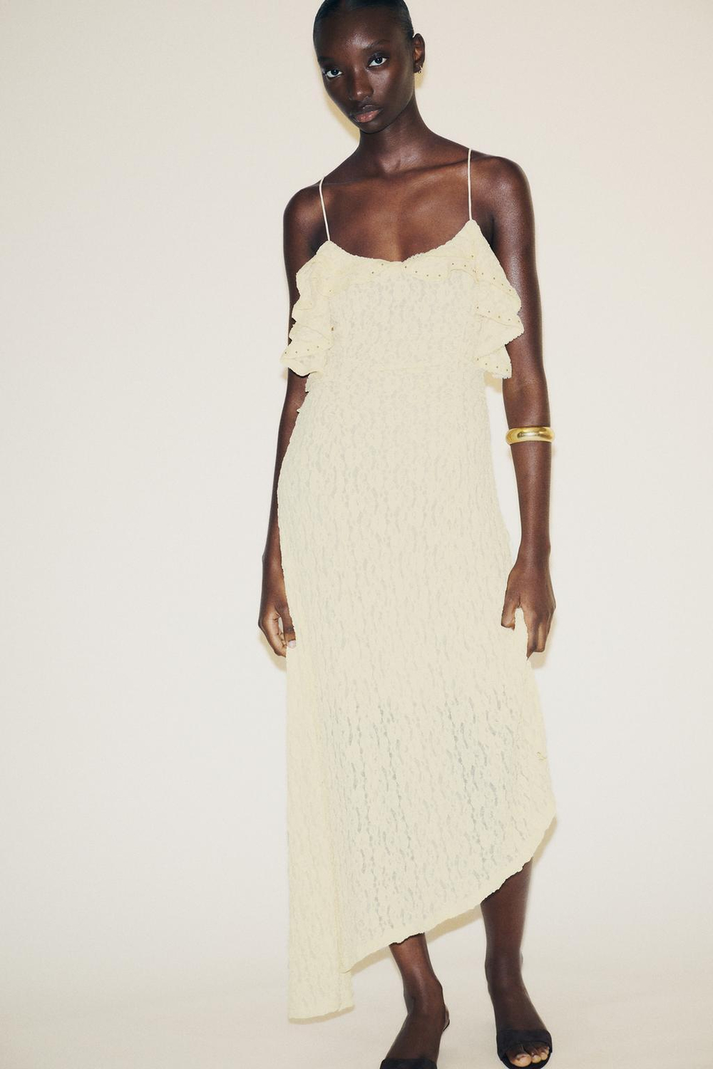 ZARA КРУЖЕВНОЕ ПЛАТЬЕ С ЗАКЛЕПКАМИ, ЖЕЛТЫЙ