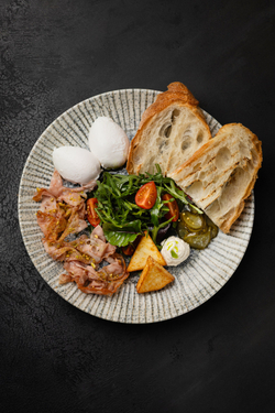 Яйца пашот с жареной итальянской ветчиной