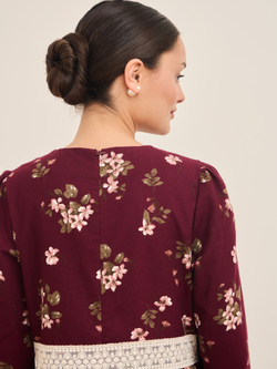 Платье с кружевными вставками