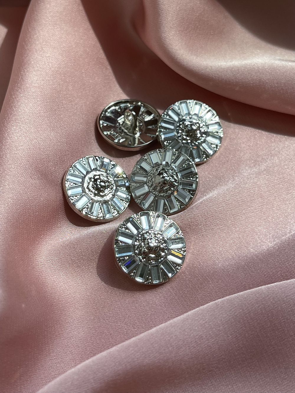 Пуговицы Бмн. серебристые с зеркальными деталями