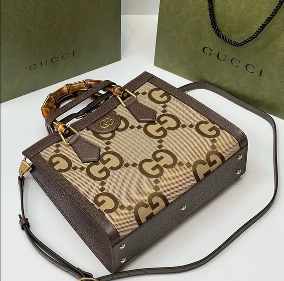 Маленькая сумка-тоут Gucci Diana Jumbo Gg